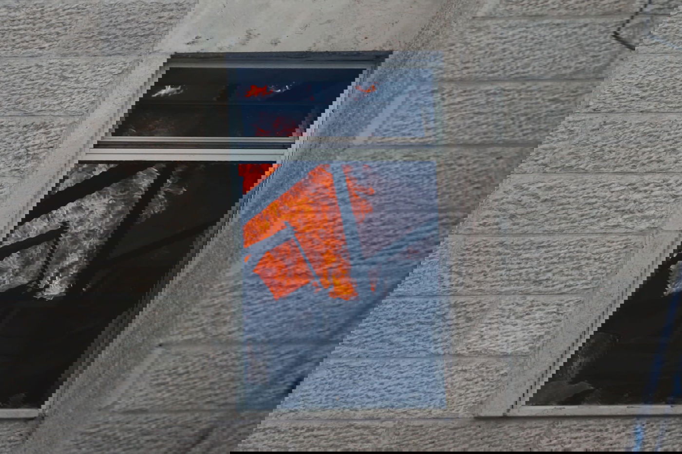 דיירת הבניין ל'כיכר השבת': "ילד הדליק אש וזה התפשט" • צפו