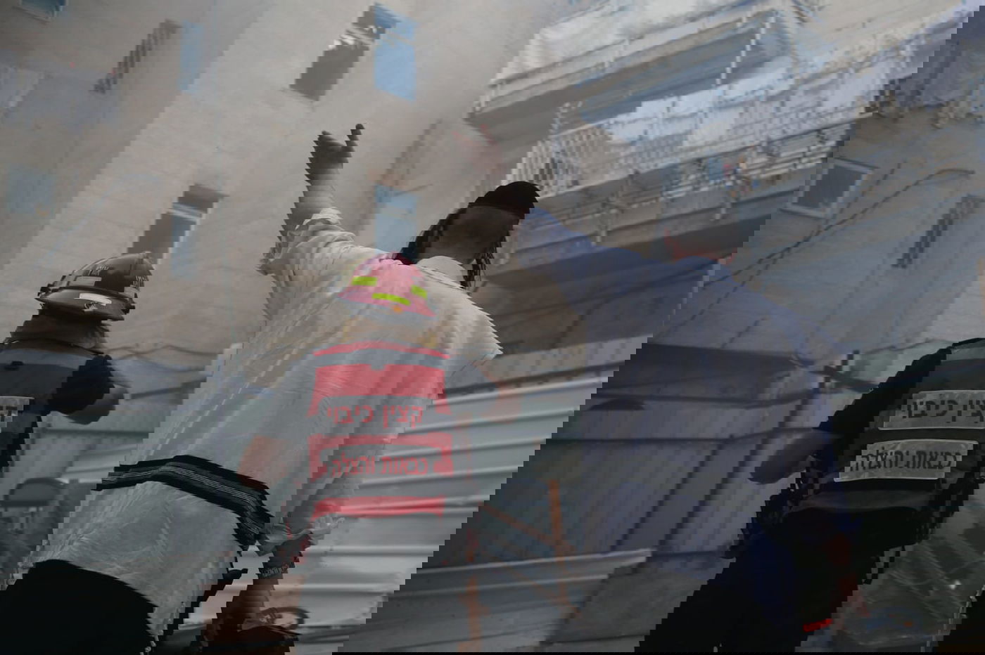 דיירת הבניין ל'כיכר השבת': "ילד הדליק אש וזה התפשט" • צפו