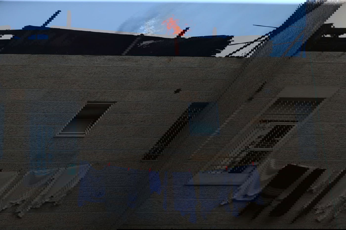 דיירת הבניין ל'כיכר השבת': "ילד הדליק אש וזה התפשט" • צפו