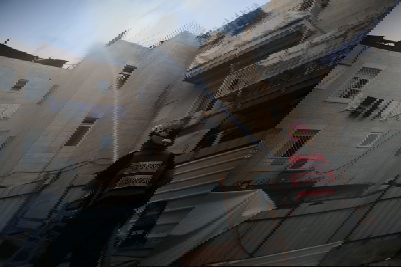 דיירת הבניין ל'כיכר השבת': "ילד הדליק אש וזה התפשט" • צפו