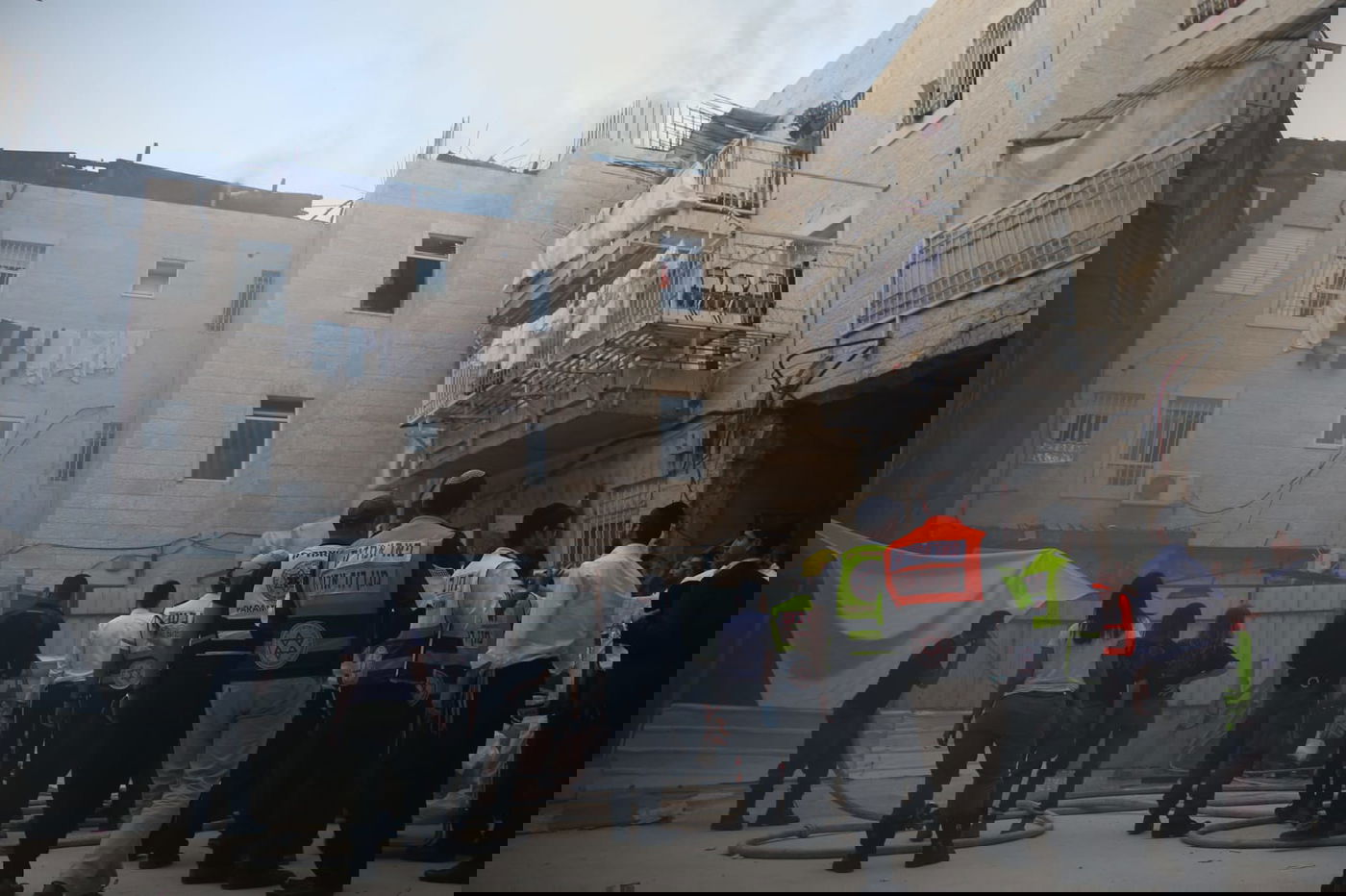 דיירת הבניין ל'כיכר השבת': "ילד הדליק אש וזה התפשט" • צפו