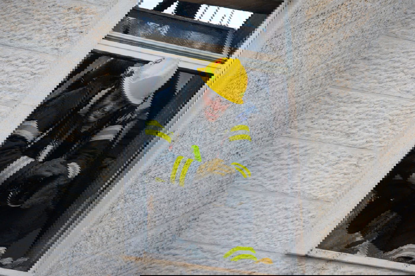 שריפה פרצה בבניין בן 4 קומות בירושלים