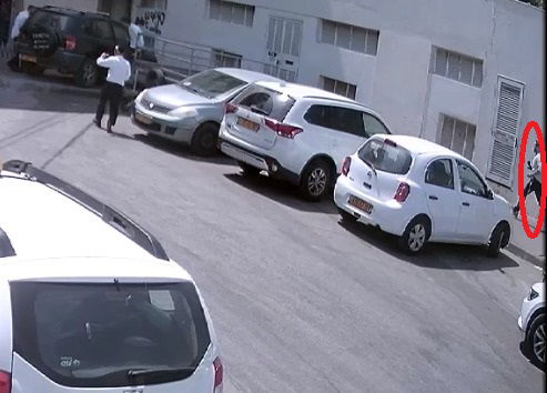 ריצת האב המבוהל לעבר ההתקהלות סביב בנו