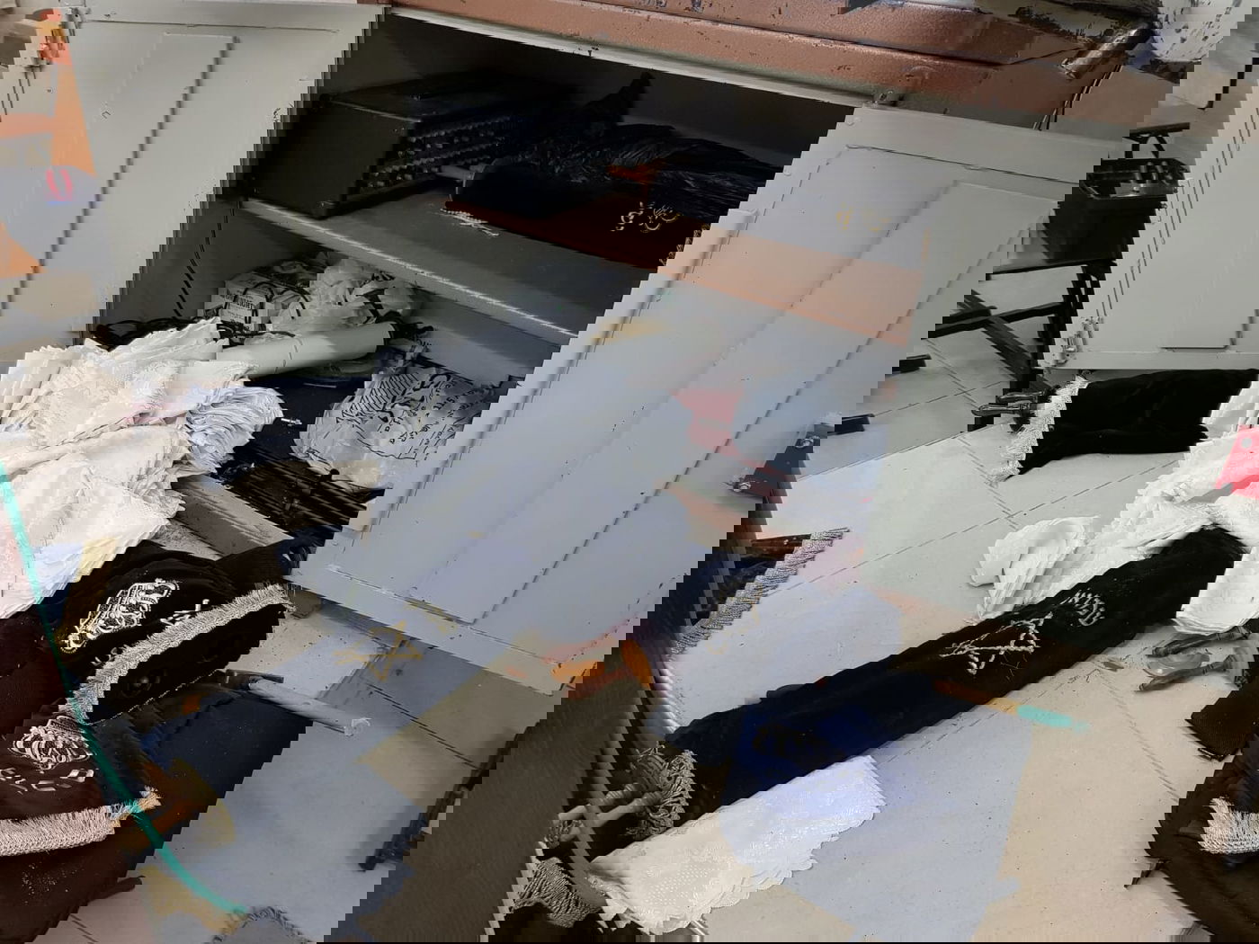 זעזוע בבית כנסת בב"ב: אלמונים פרצו וגנבו 4 ספרי תורה