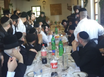 כך חגגו יו"ט בבית הכנסת של הבעל שם טוב במעז'יבוז