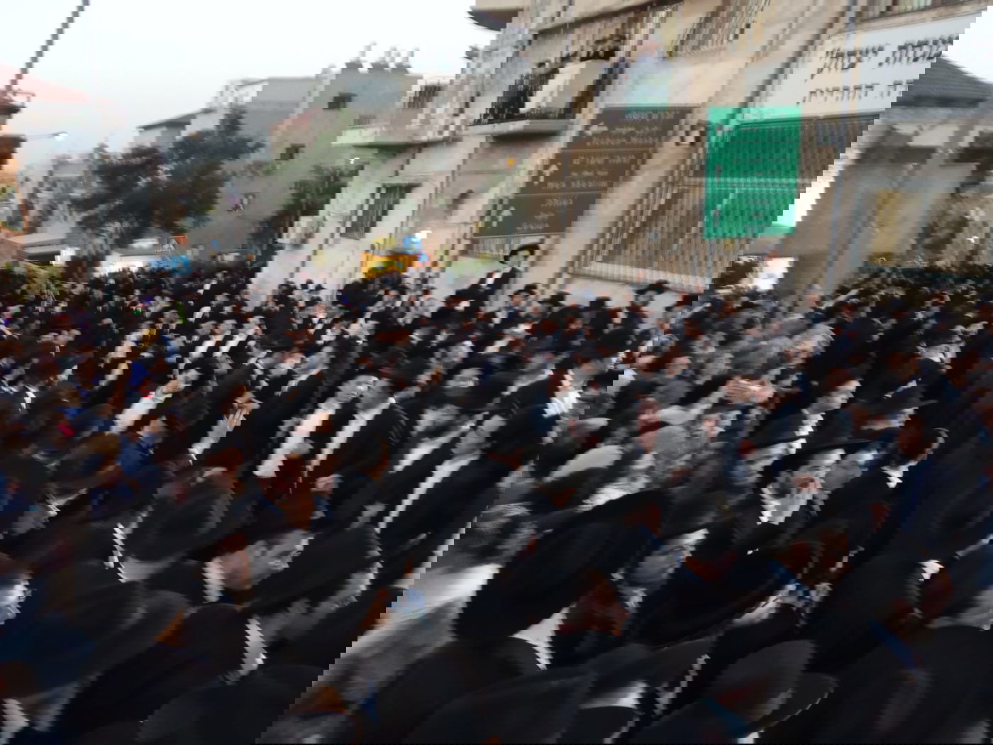 הנגיד יוסל טבאק תרם ס"ת לישיבת בריסק. תיעוד