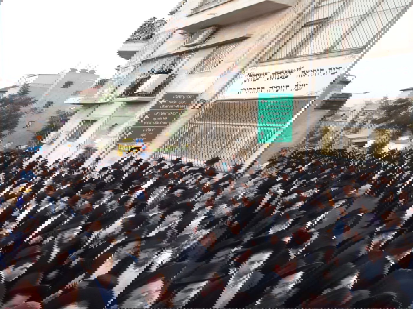 הנגיד יוסל טבאק תרם ס"ת לישיבת בריסק. תיעוד