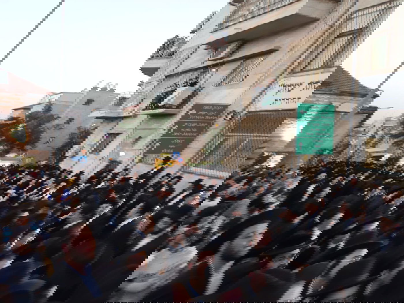 הנגיד יוסל טבאק תרם ס"ת לישיבת בריסק. תיעוד