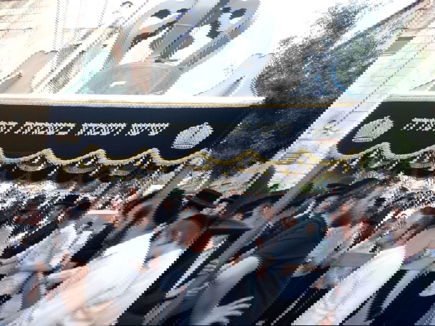 הנגיד יוסל טבאק תרם ס"ת לישיבת בריסק. תיעוד