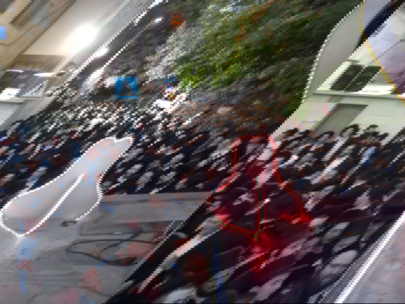 הנגיד יוסל טבאק תרם ס"ת לישיבת בריסק. תיעוד