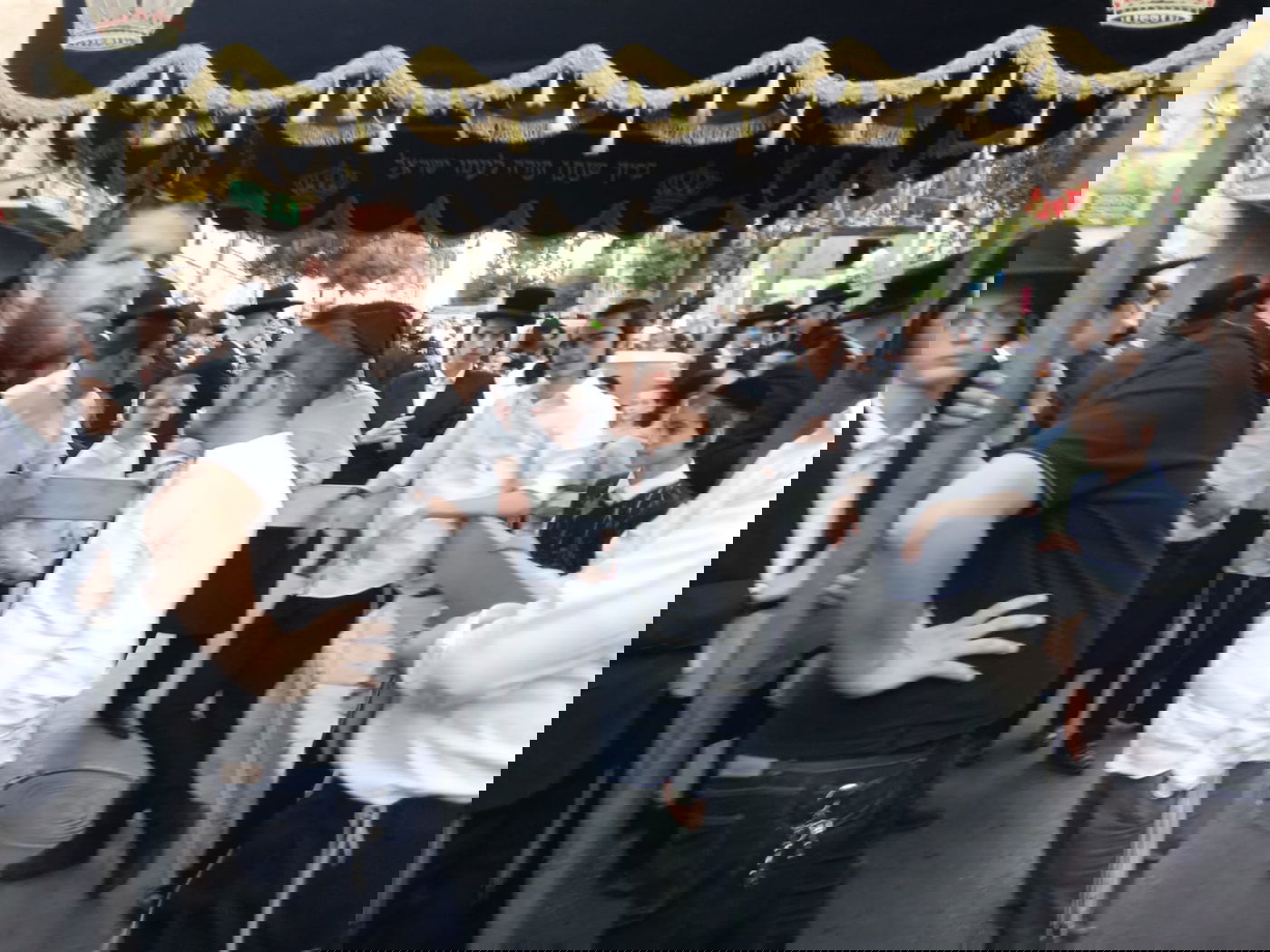 הנגיד יוסל טבאק תרם ס"ת לישיבת בריסק. תיעוד