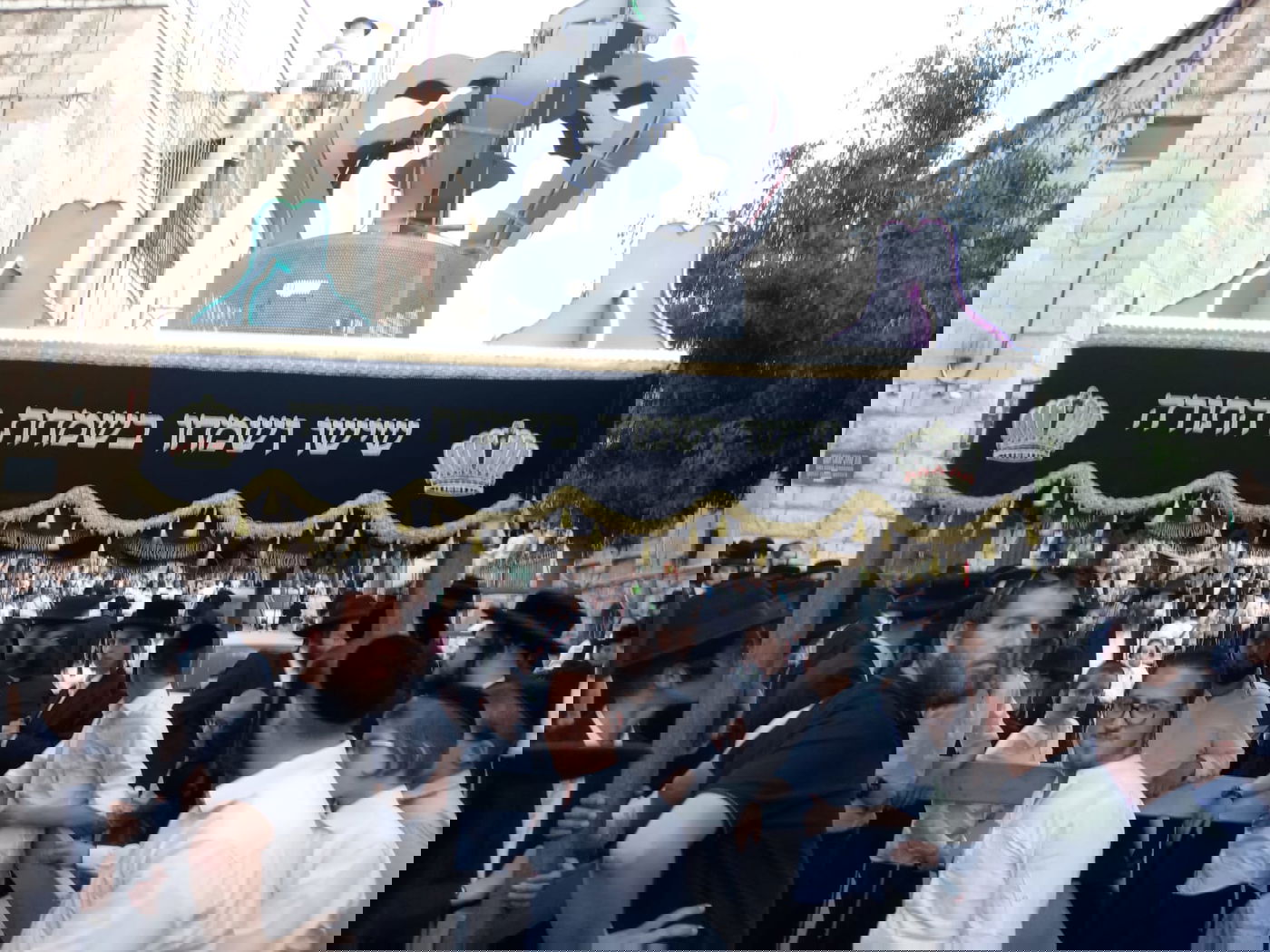 הנגיד יוסל טבאק תרם ס"ת לישיבת בריסק. תיעוד