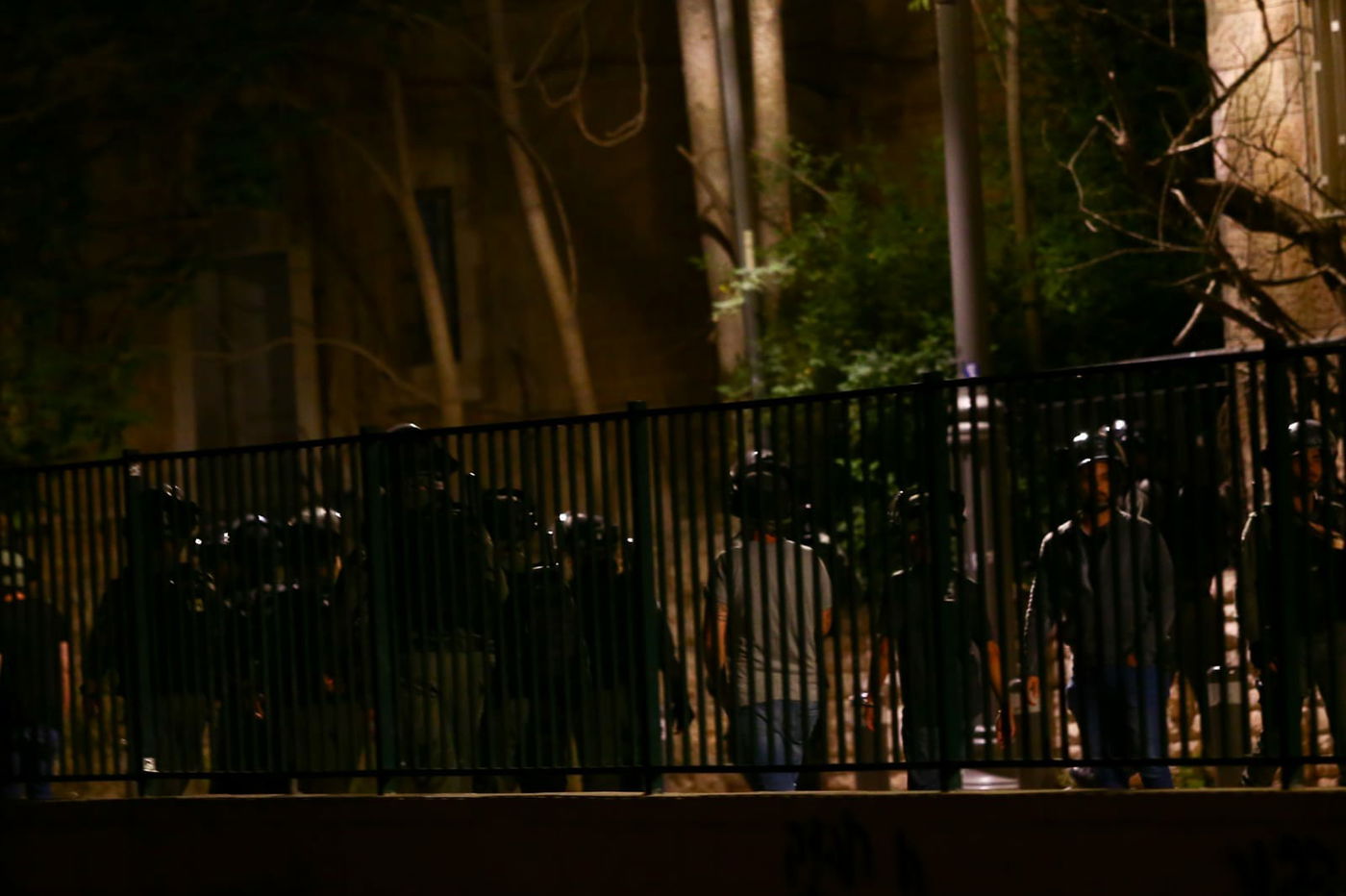 המשטרה פשטה על שכונת מאה שערים ועצרה 5 חשודים