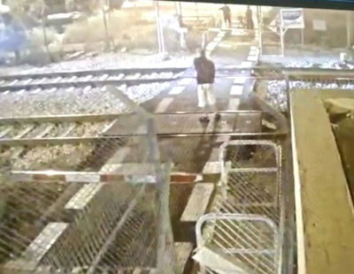תיעוד: נער פרץ למסילה ויידה אבנים על הרכבת
