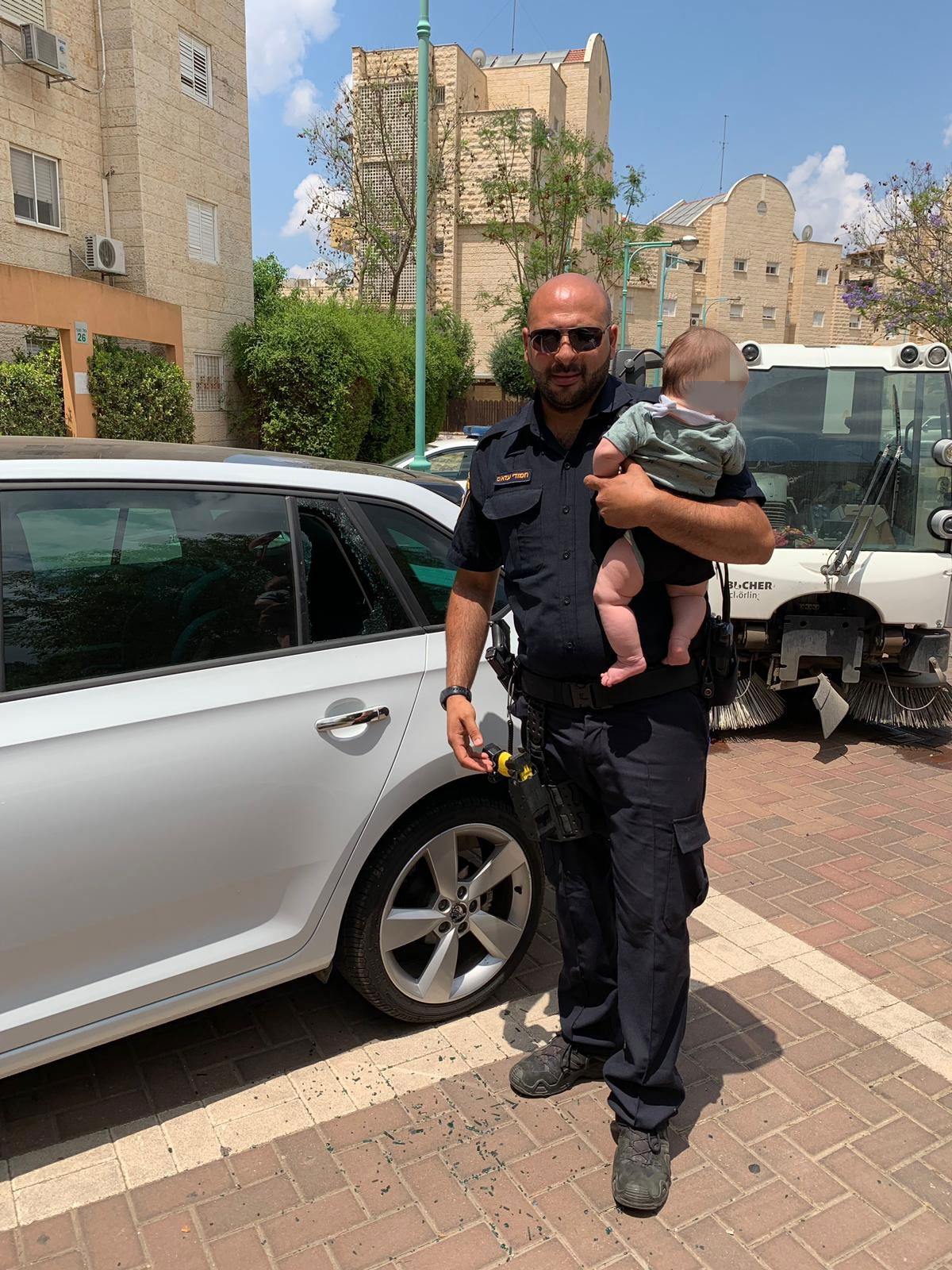 צפו: בעוד האם מתייפחת - תינוקה חולץ מהרכב הנעול