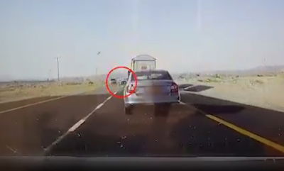 צפו: נהג רכב עקף משאית שעקפה משאית