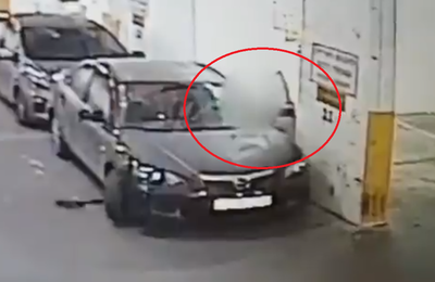 צפו: החשודה פורצת לרכבים וגונבת רכוש