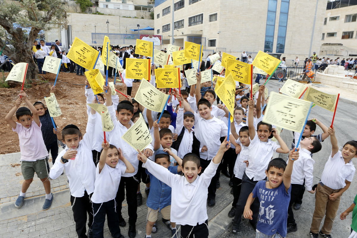 הגר"ח קנייבסקי ביקר בת"ת 'סוכת דוד' ובסמינר 'דרכי רחל'
