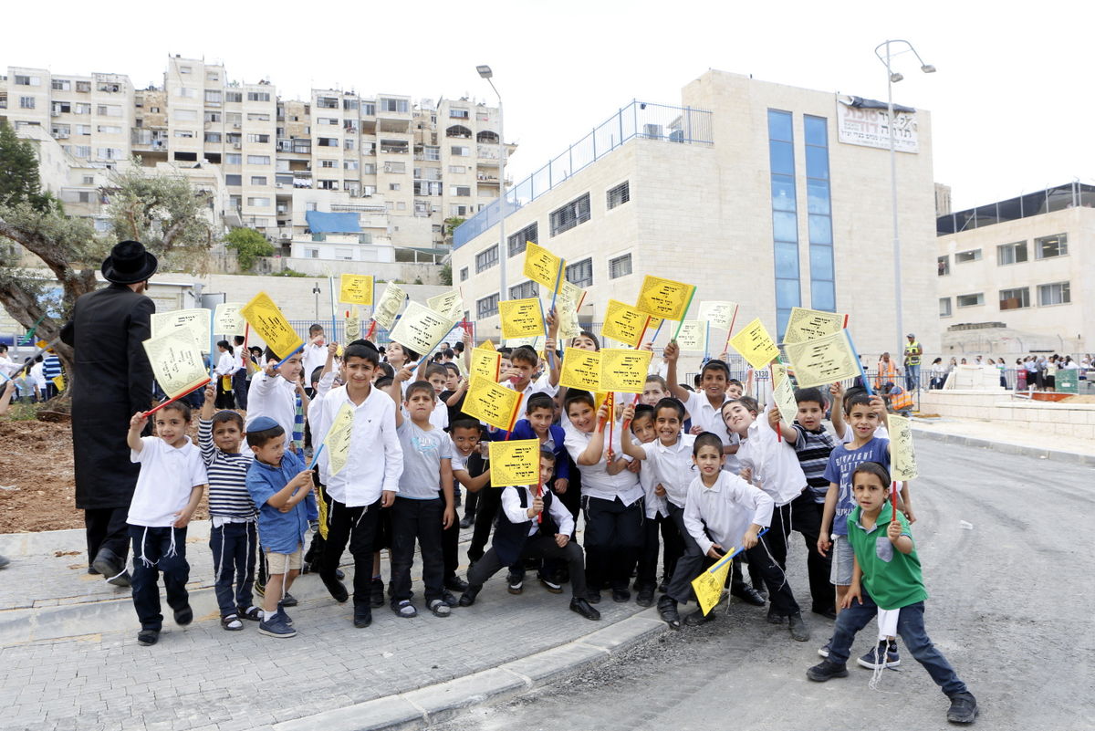הגר"ח קנייבסקי ביקר בת"ת 'סוכת דוד' ובסמינר 'דרכי רחל'