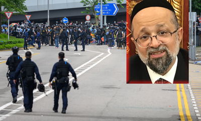 הרב מעודד על רקע ההפגנות