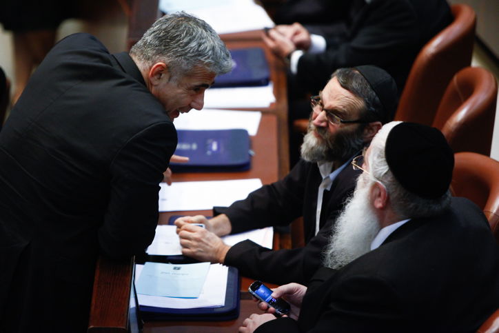 לפיד עם פרוש וגפני במליאה