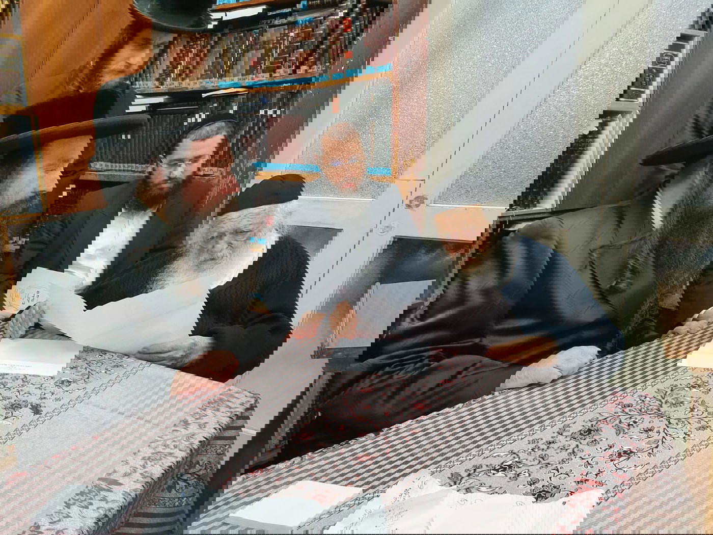 אב החתן מזמין את הגר"ח. באדיבות המצלם, ללא קרדיט