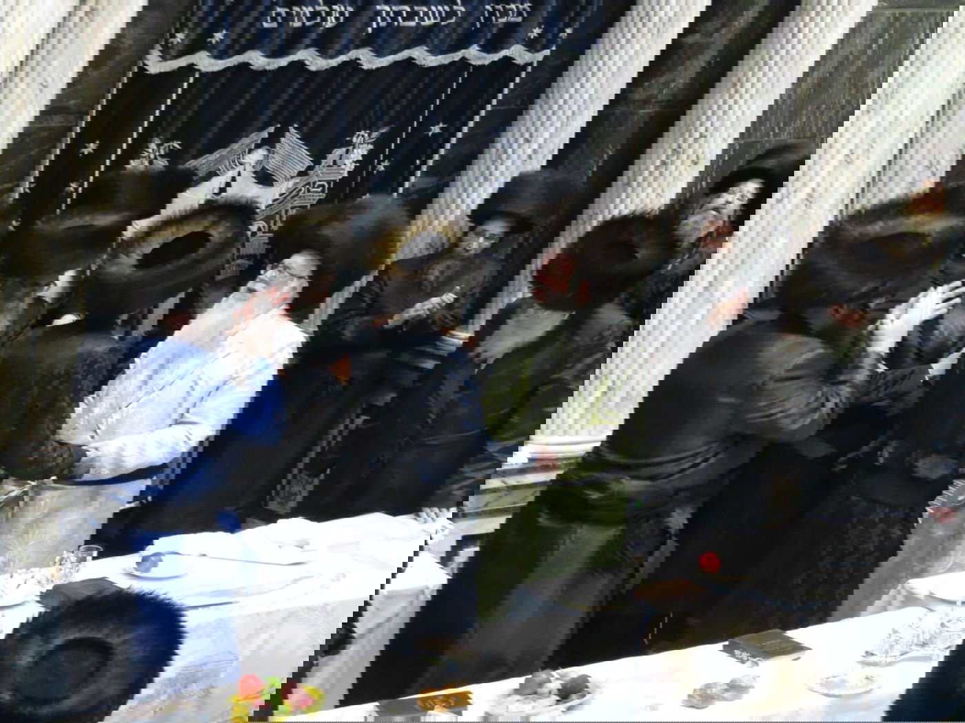 האדמו"ר מצאנז רקד עם נכדו לעיני אלפי החסידים