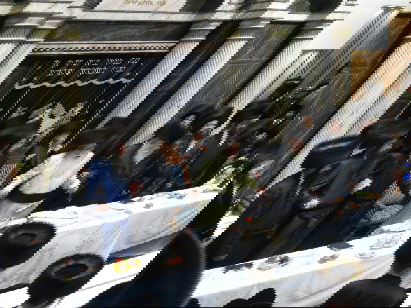 האדמו"ר מצאנז רקד עם נכדו לעיני אלפי החסידים