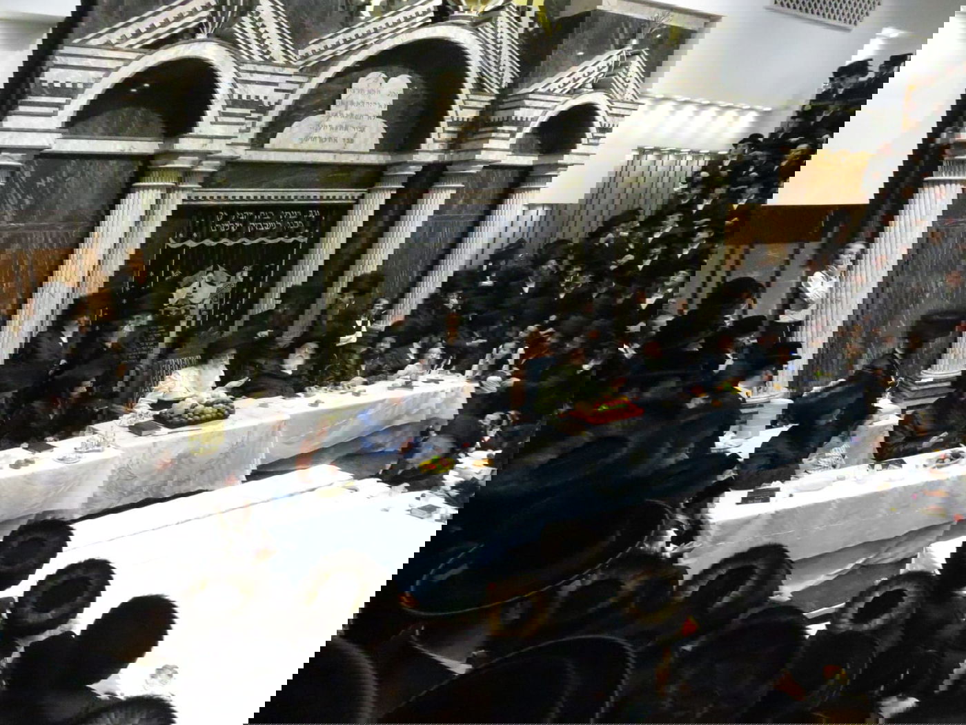 האדמו"ר מצאנז רקד עם נכדו לעיני אלפי החסידים