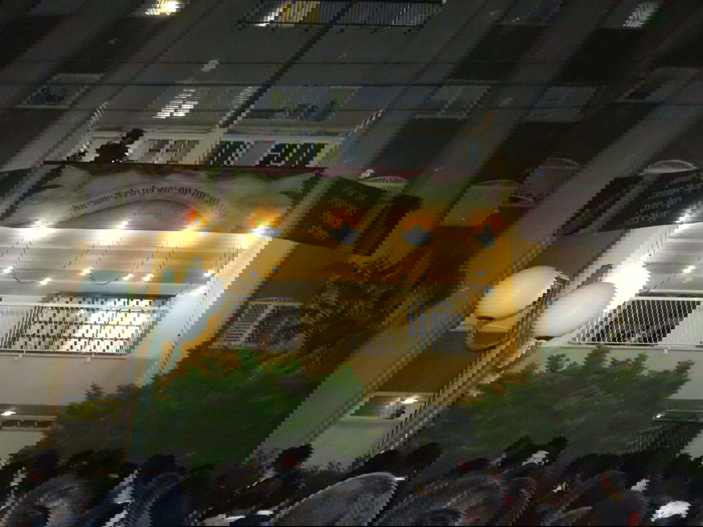 האדמו"ר מצאנז רקד עם נכדו לעיני אלפי החסידים