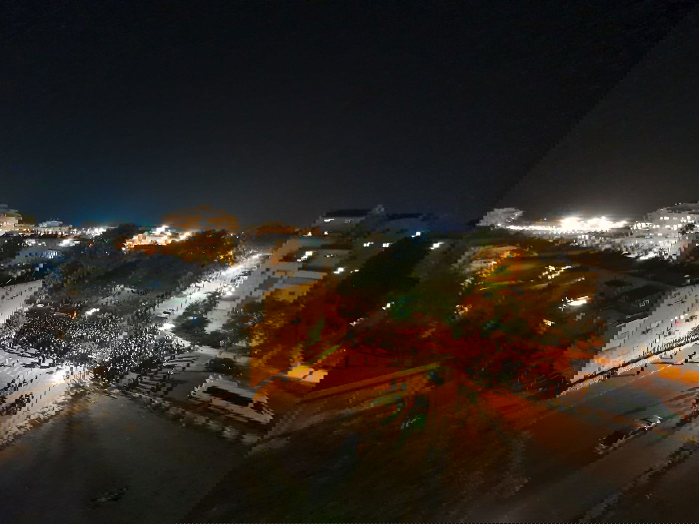 האדמו"ר מצאנז רקד עם נכדו לעיני אלפי החסידים