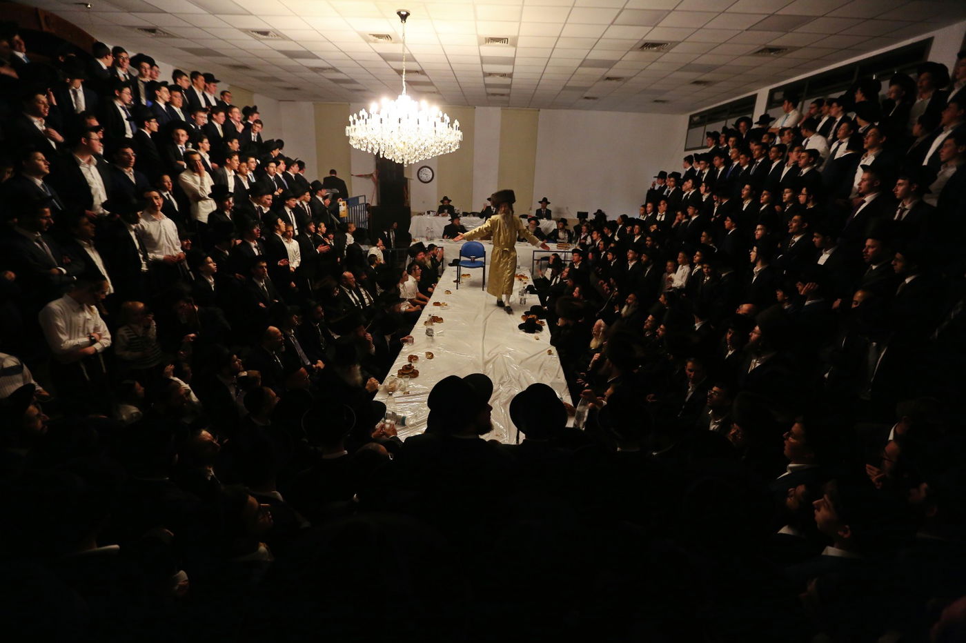 צפו: המשפיע החסידי ר' מיילך בידרמן הקפיץ את הליטאים