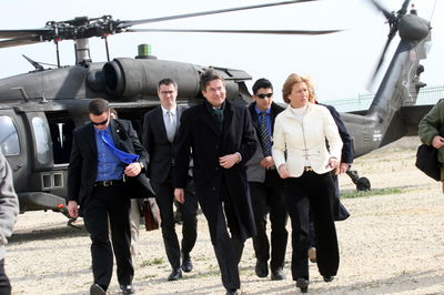 שרים נוסעים במסוק, אילוסטרציה