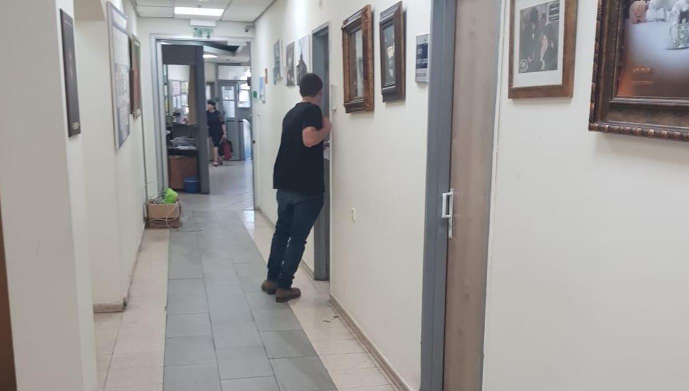 חוקרי המשטרה במשרד עיריית אלעד, הבוקר