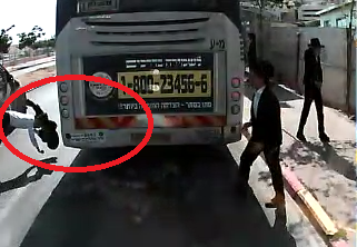 צפו: בחור ישיבה התפרץ לכביש, עף - וניצל