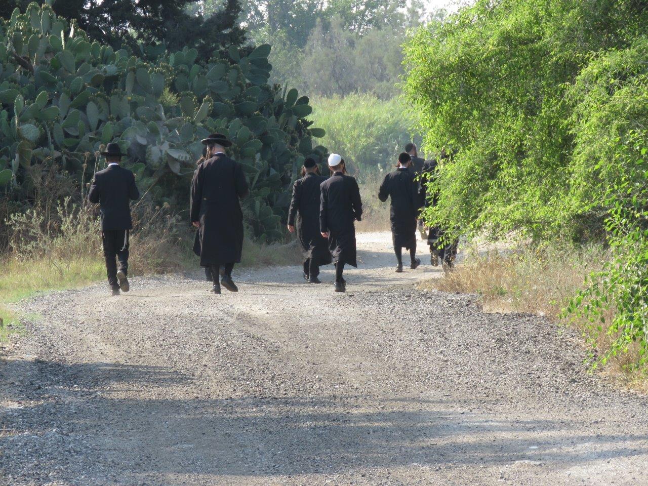 הקיצונים פרצו לעירייה ו"החליטו": מבטלים את חילול הקברים