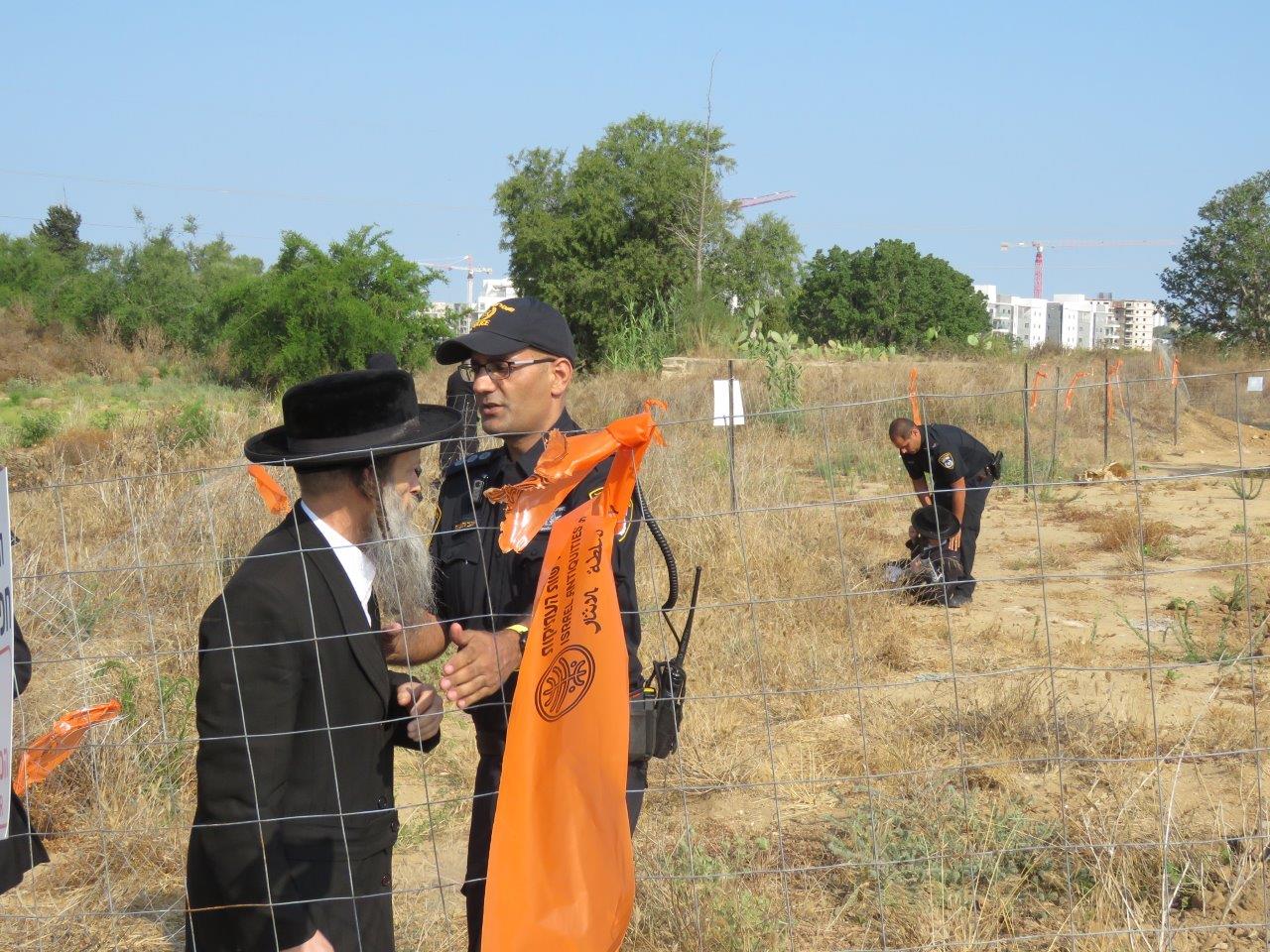 הקיצונים פרצו לעירייה ו"החליטו": מבטלים את חילול הקברים