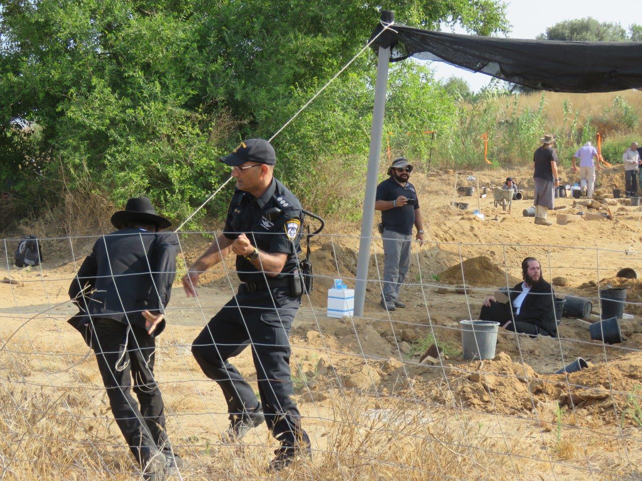 הקיצונים פרצו לעירייה ו"החליטו": מבטלים את חילול הקברים