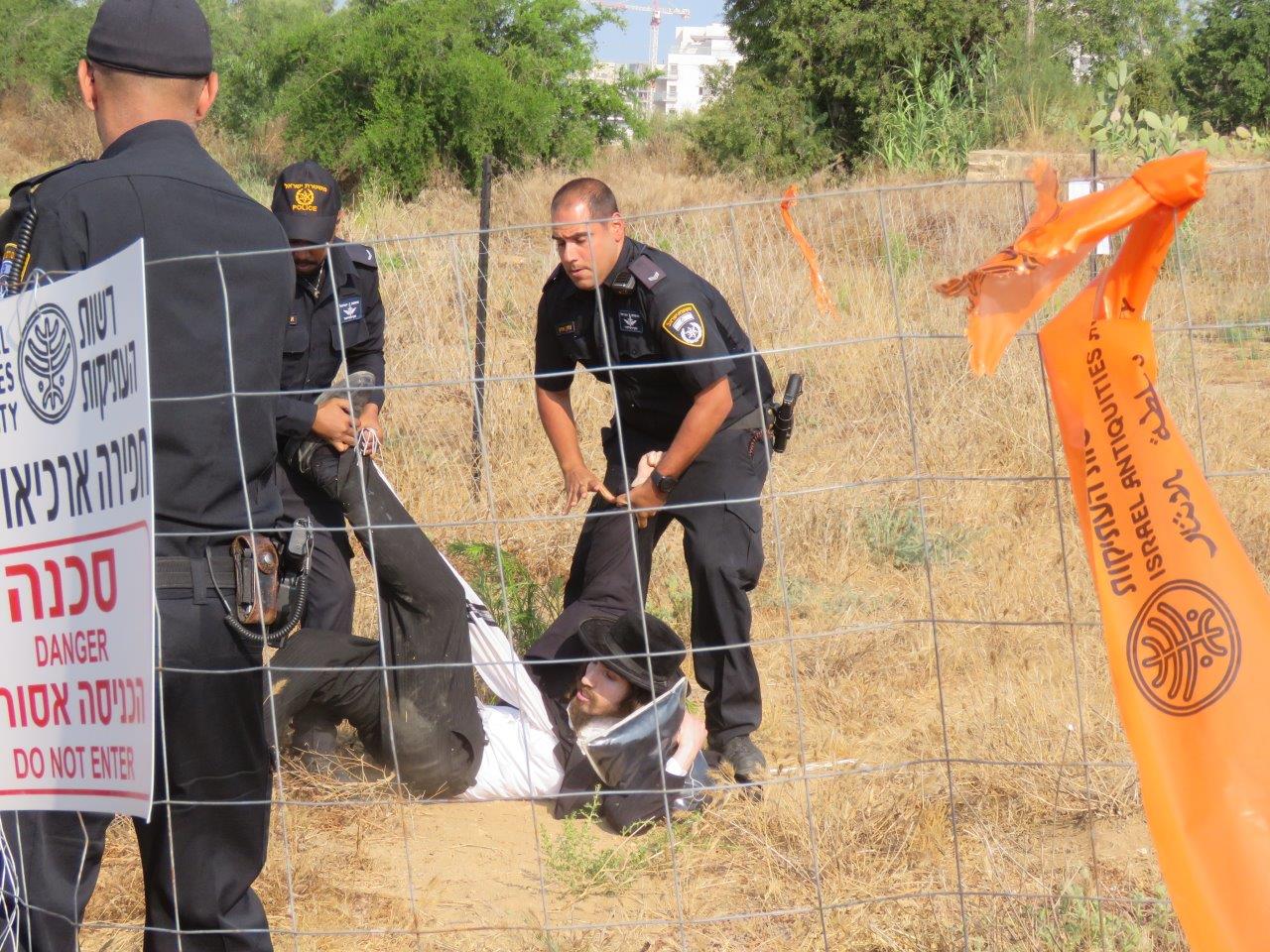 הקיצונים פרצו לעירייה ו"החליטו": מבטלים את חילול הקברים