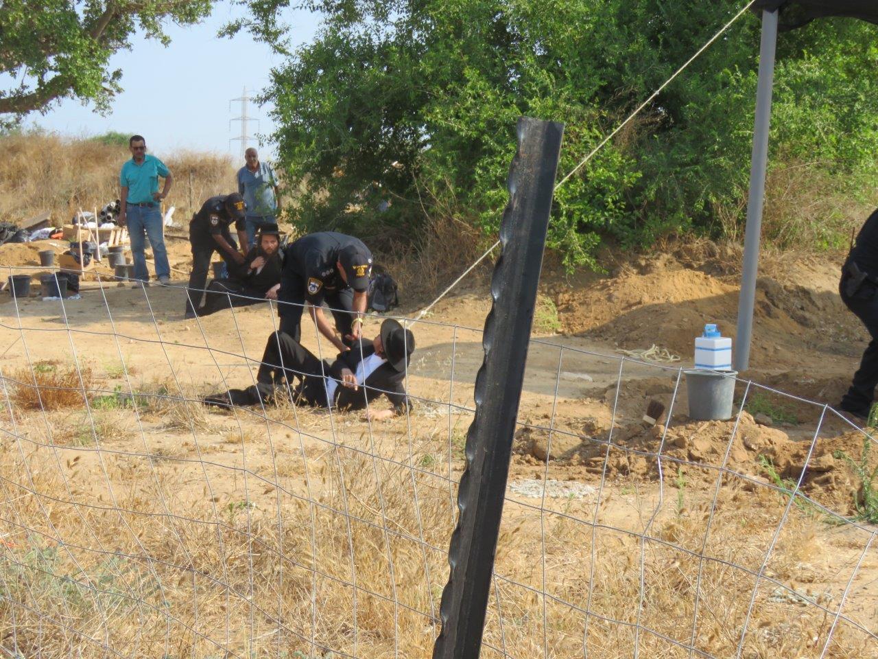 הקיצונים פרצו לעירייה ו"החליטו": מבטלים את חילול הקברים