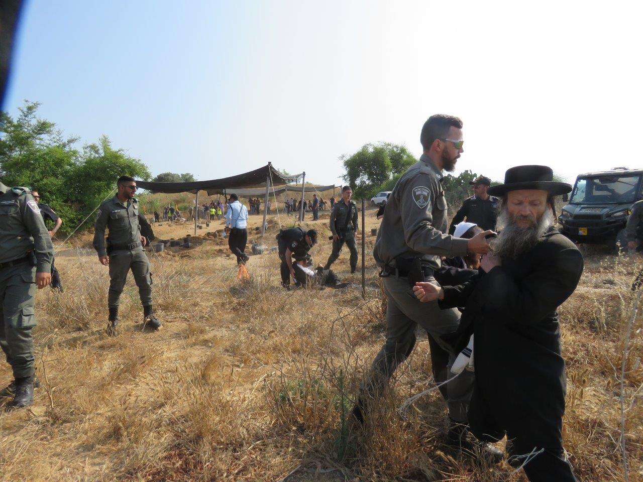 הקיצונים פרצו לעירייה ו"החליטו": מבטלים את חילול הקברים