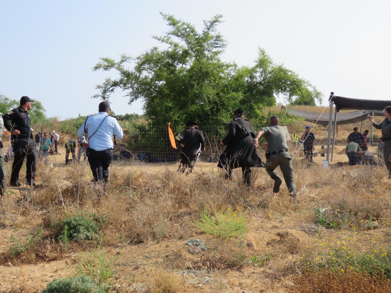 הקיצונים פרצו לעירייה ו"החליטו": מבטלים את חילול הקברים