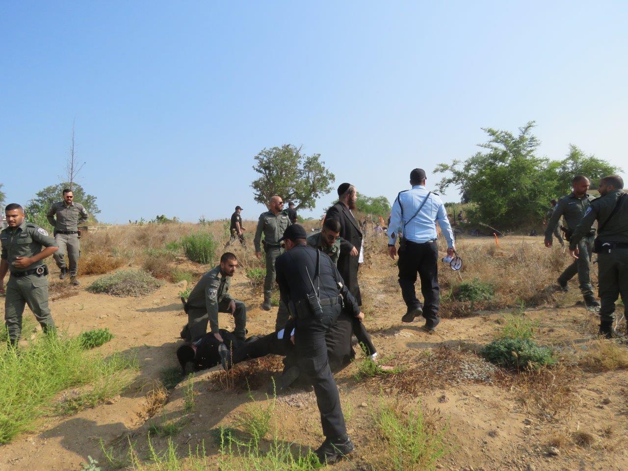 הקיצונים פרצו לעירייה ו"החליטו": מבטלים את חילול הקברים