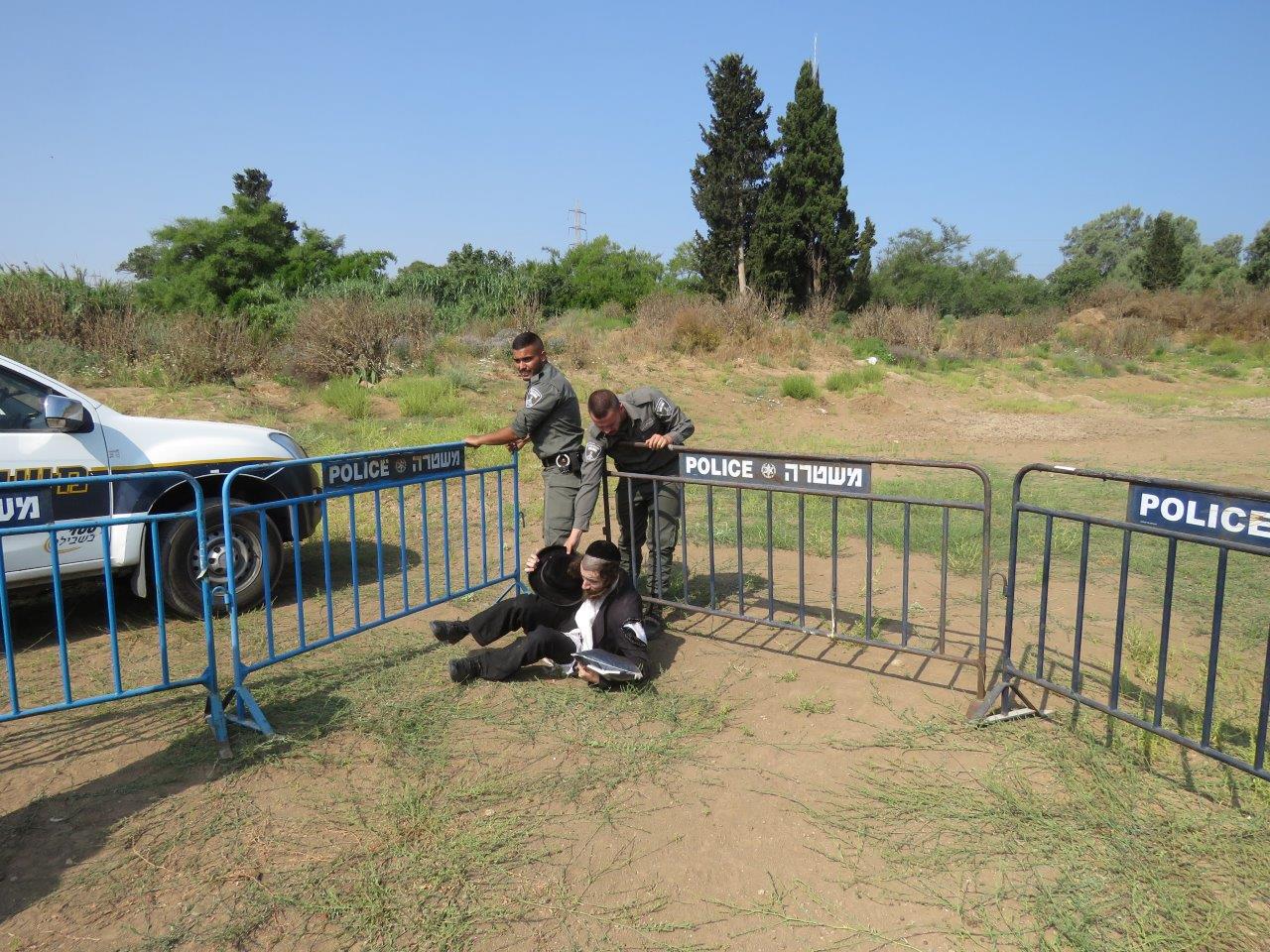 הקיצונים פרצו לעירייה ו"החליטו": מבטלים את חילול הקברים