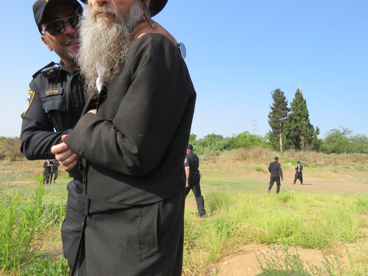 הקיצונים פרצו לעירייה ו"החליטו": מבטלים את חילול הקברים