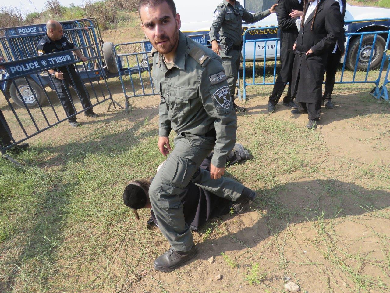 הקיצונים פרצו לעירייה ו"החליטו": מבטלים את חילול הקברים