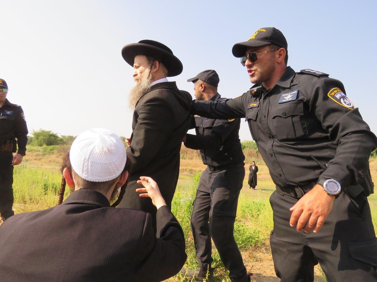 הקיצונים פרצו לעירייה ו"החליטו": מבטלים את חילול הקברים