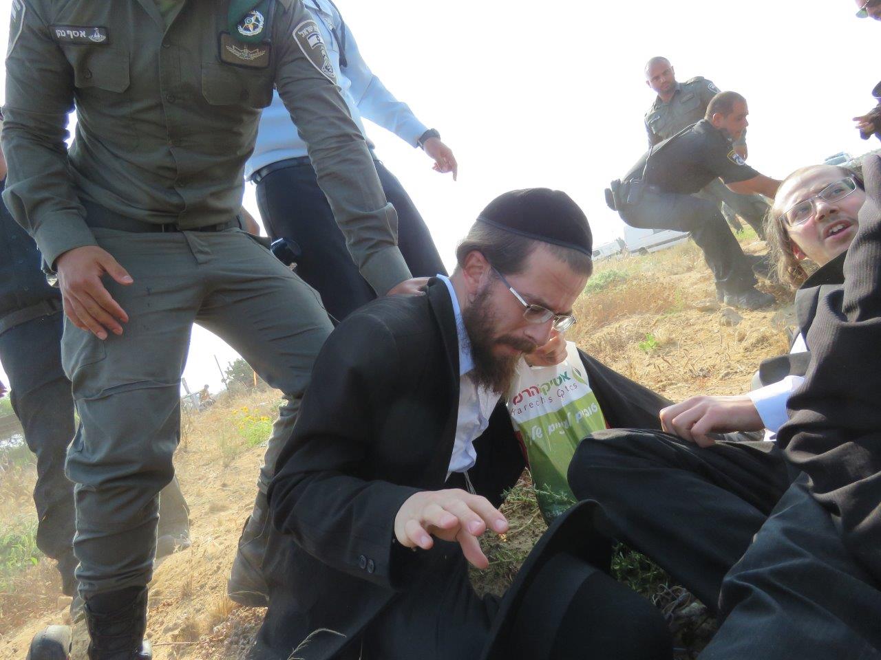 הקיצונים פרצו לעירייה ו"החליטו": מבטלים את חילול הקברים