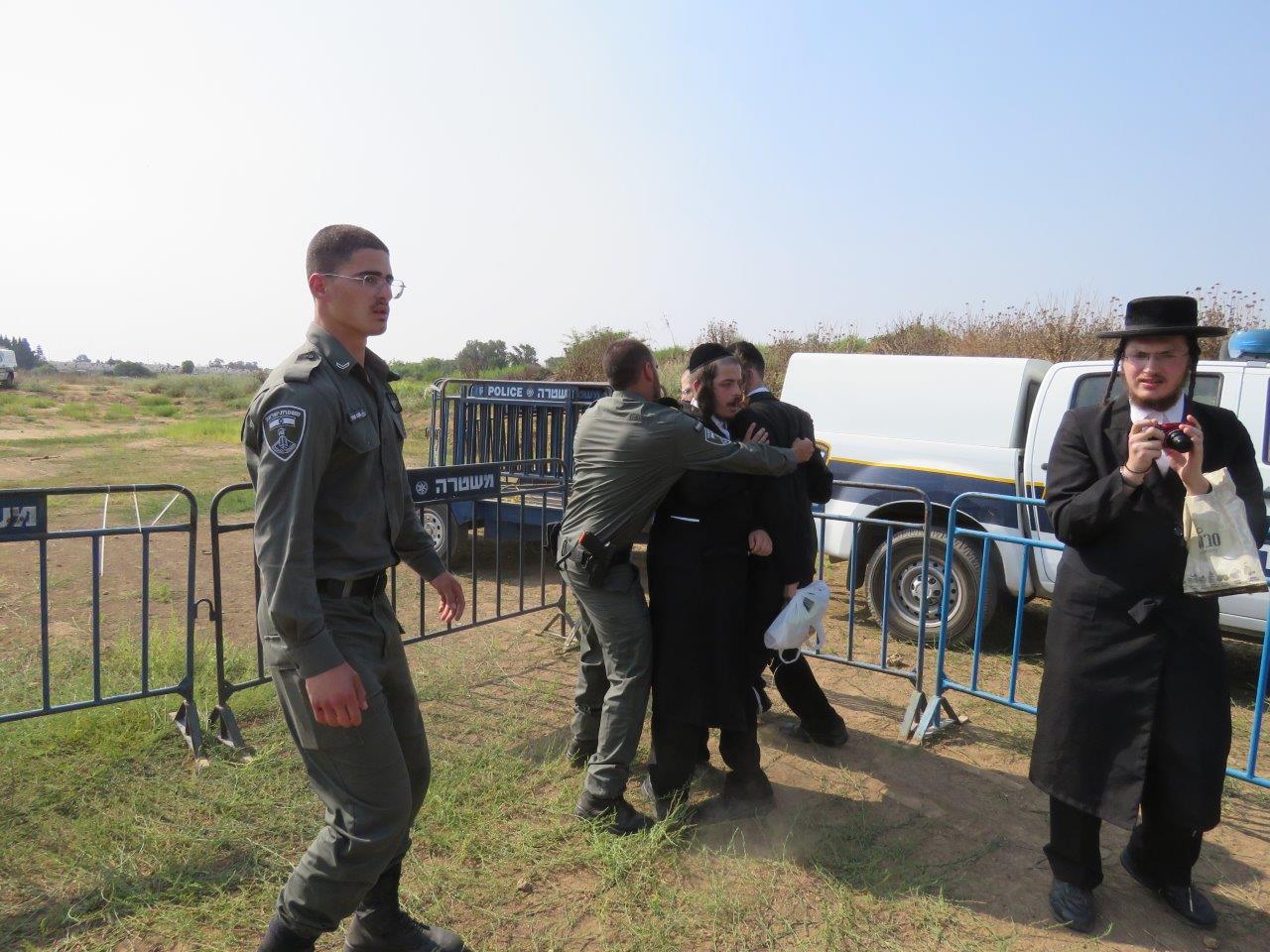 הקיצונים פרצו לעירייה ו"החליטו": מבטלים את חילול הקברים