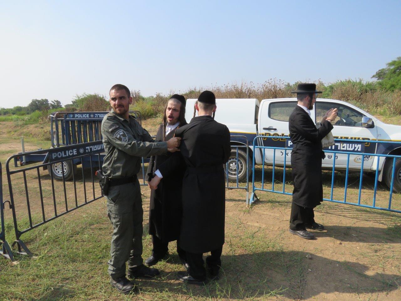 הקיצונים פרצו לעירייה ו"החליטו": מבטלים את חילול הקברים